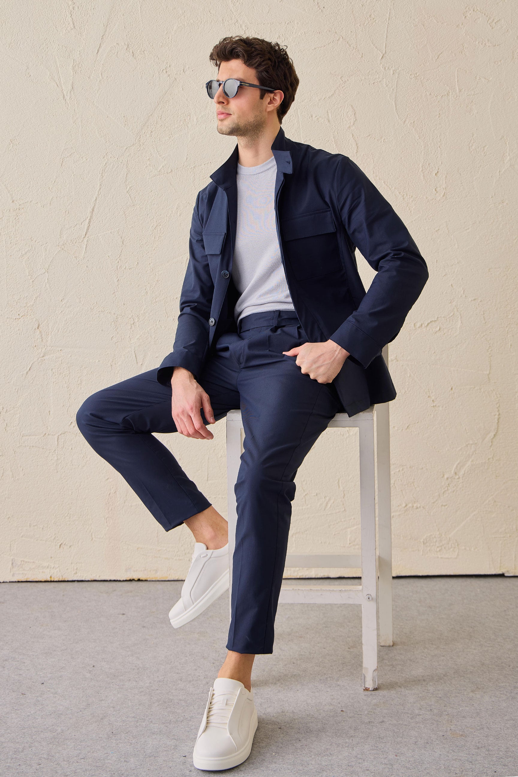 Marineblauwe utility-jas voor heren, lichtgewicht katoenmix, smart casual model.