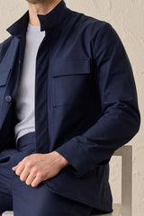 Marineblauwe smart casual tweedelige pak in safaristijl met opstaande kraag, stretchstof.