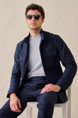 Marineblauwe smart casual tweedelige pak in safaristijl met opstaande kraag, stretchstof.