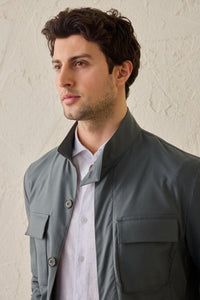 Saliegroene utility-jas voor heren, lichtgewicht, smart casual model.
