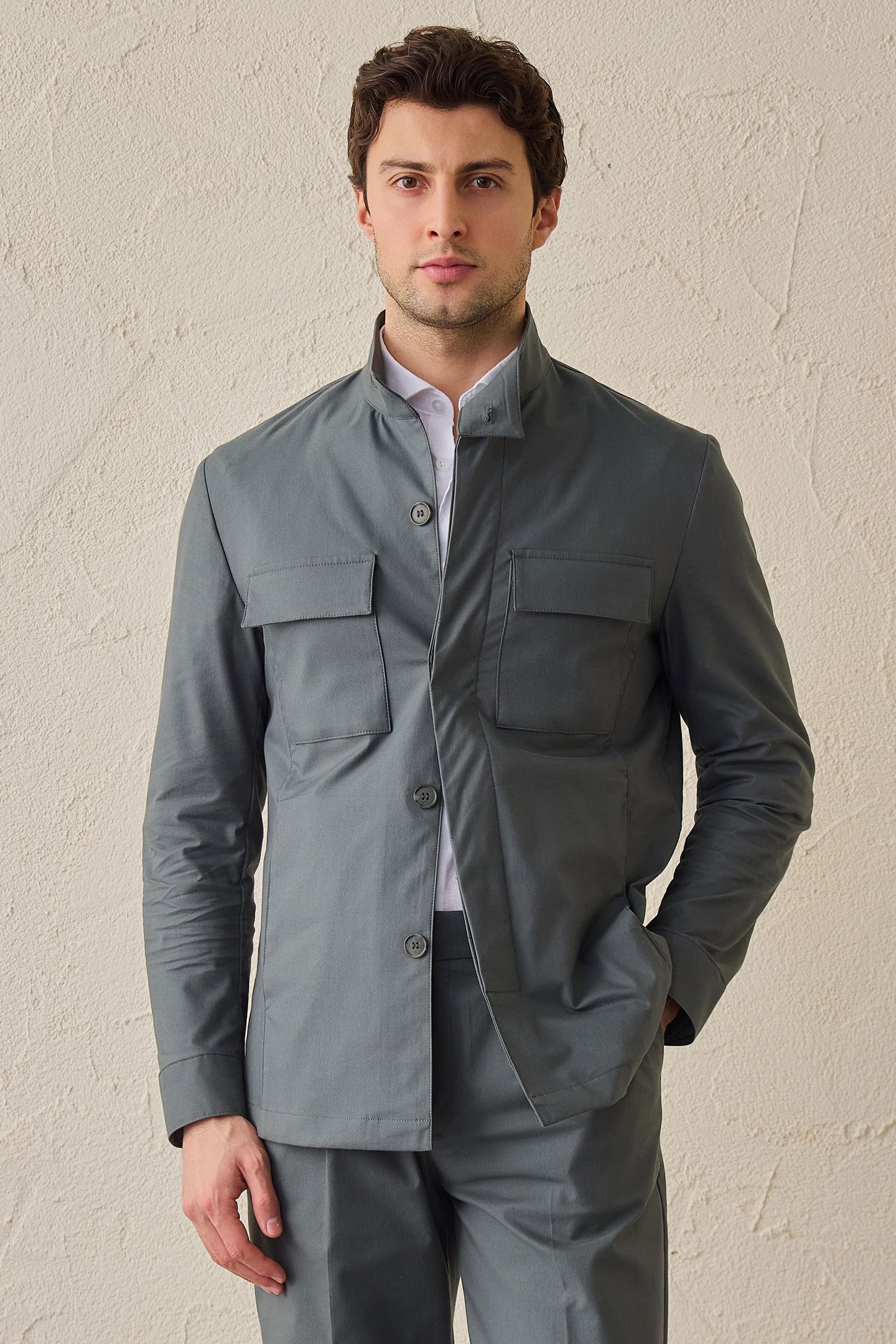 Saliegroene utility-jas voor heren, lichtgewicht, smart casual model.
