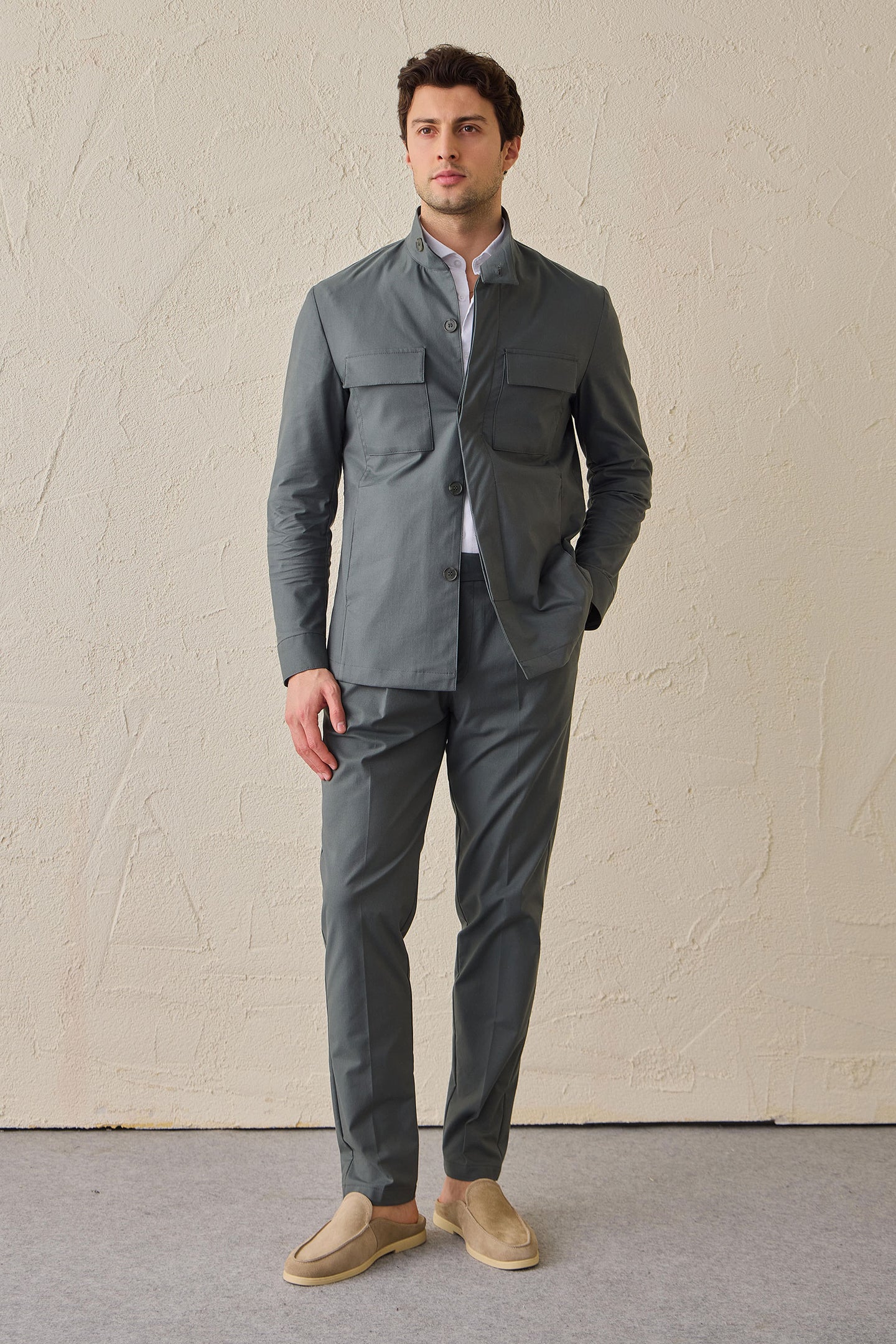 Saliegroene utility-jas voor heren, lichtgewicht, smart casual model.