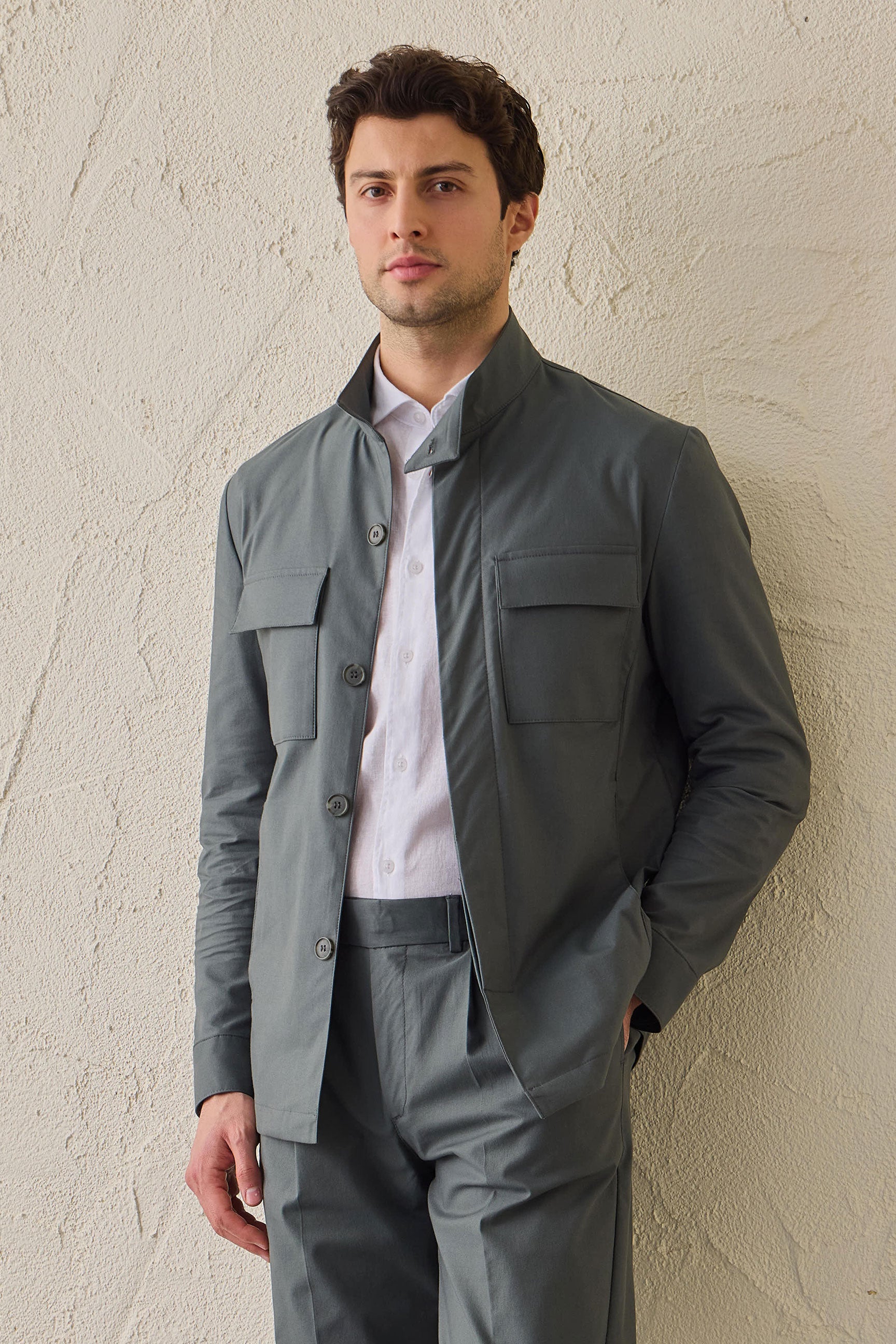 Saliegroene utility-jas voor heren, lichtgewicht, smart casual model.