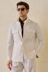 Wit smart casual tweedelig pak voor heren in safaristijl met opstaande kraag en stretchstof.
