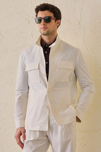 Wit smart casual tweedelig pak voor heren in safaristijl met opstaande kraag en stretchstof.