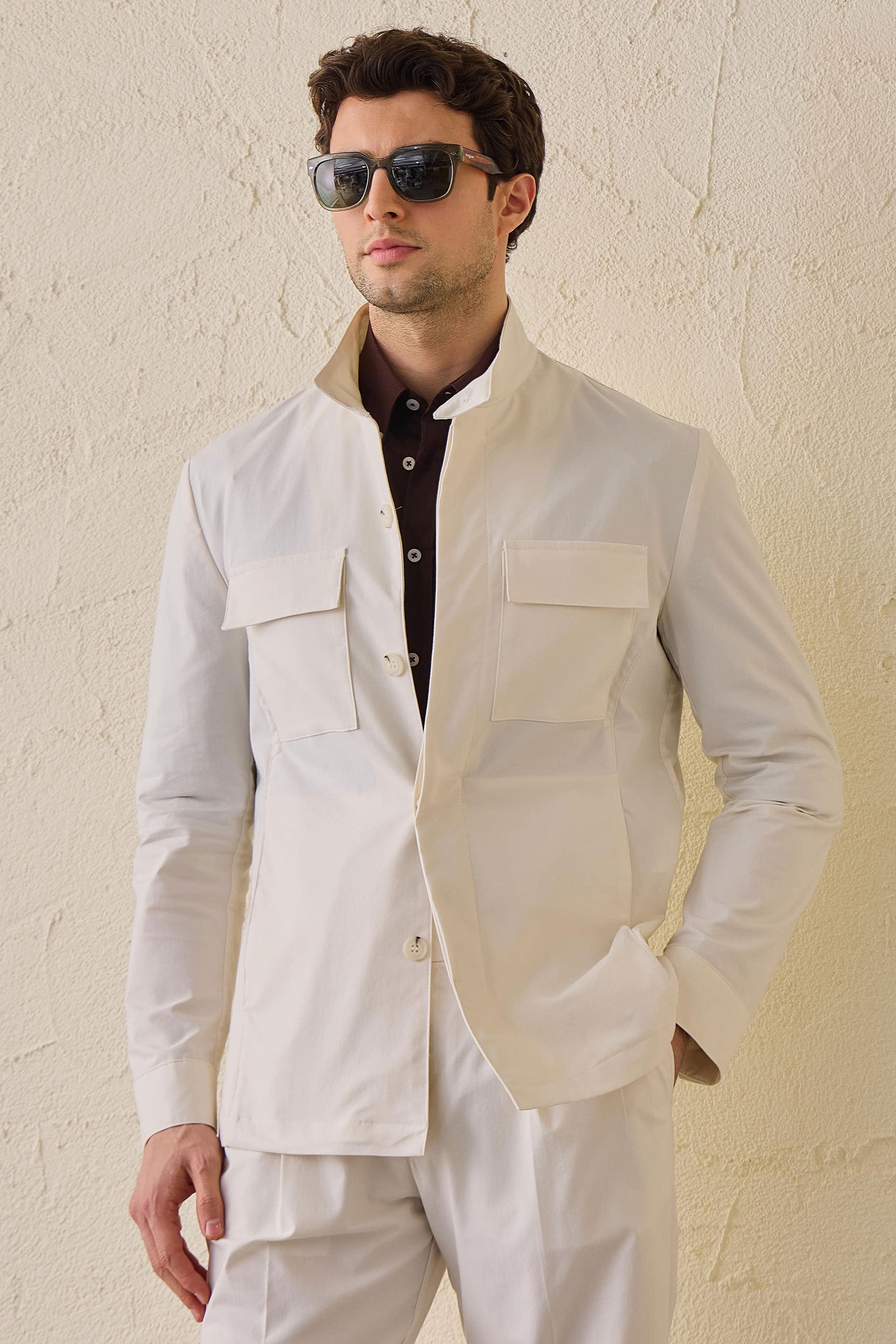 Wit smart casual tweedelig pak voor heren in safaristijl met opstaande kraag en stretchstof.