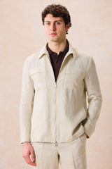 Beige linnen smart casual tweedelig herenpak met ritssluiting aan de voorkant, safari-stijl, zomer