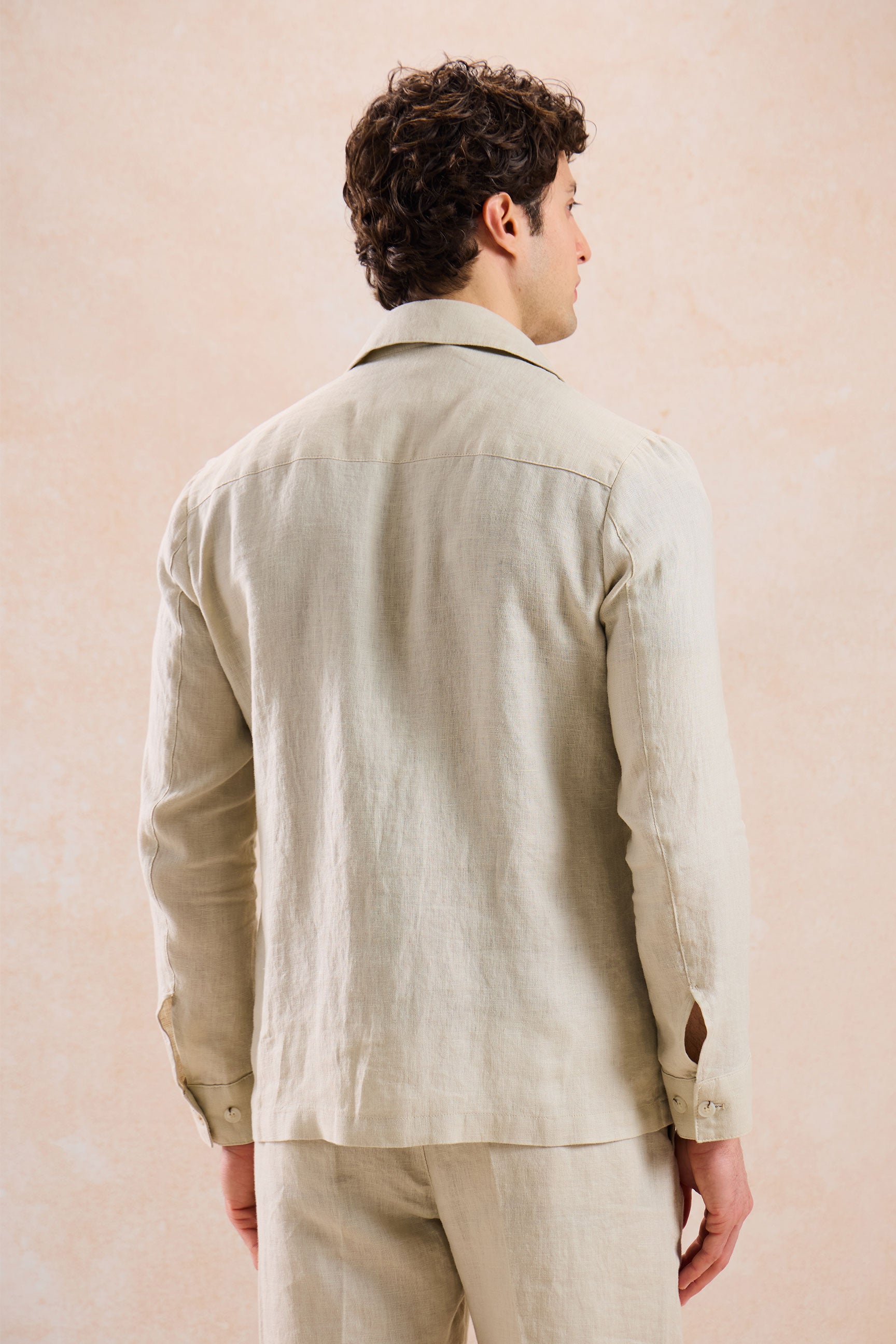 Beige linnen smart casual tweedelig herenpak met ritssluiting aan de voorkant, safari-stijl, zomer