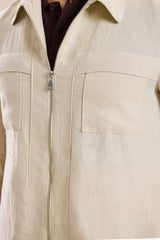 Beige linnen smart casual tweedelig herenpak met ritssluiting aan de voorkant, safari-stijl, zomer