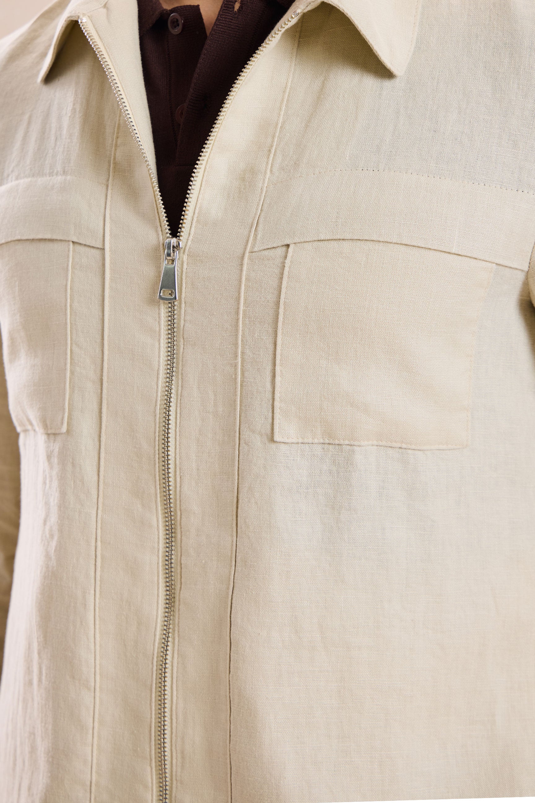 Beige linnen smart casual tweedelig herenpak met ritssluiting aan de voorkant, safari-stijl, zomer