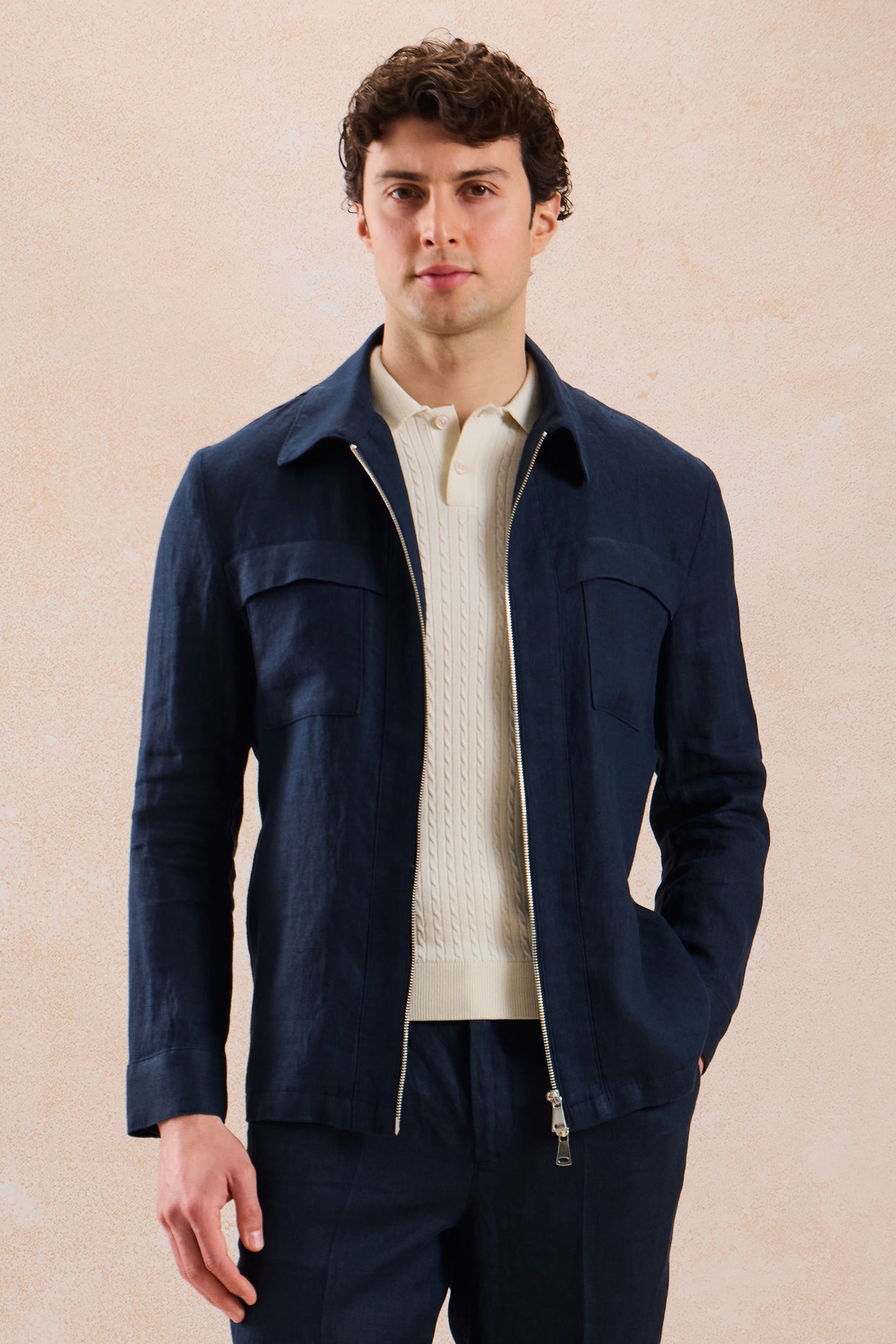 Marineblauwe linnen smart casual tweedelige herenpak met ritssluiting aan de voorkant in safaristijl voor de zomer