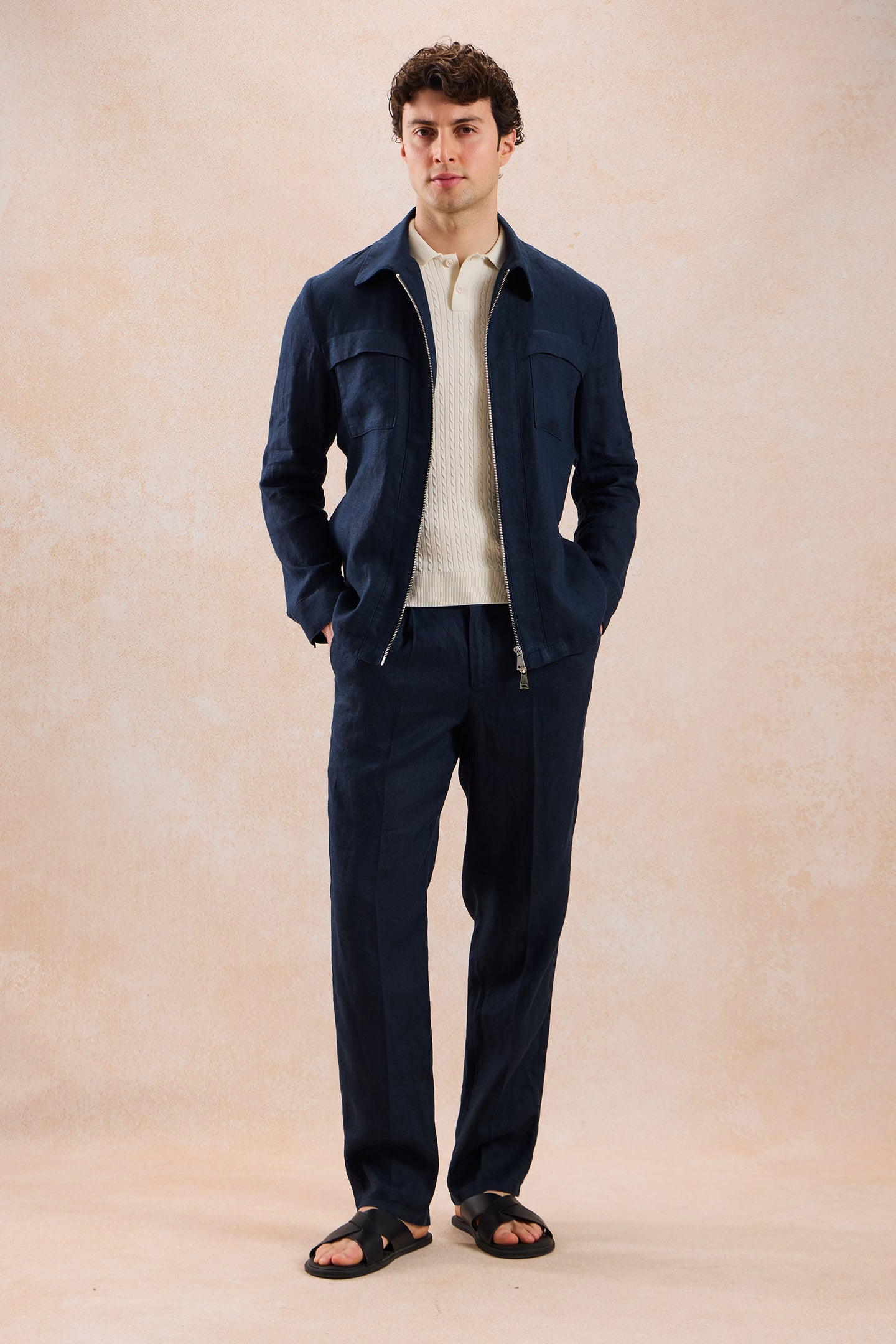 Marineblauwe linnen smart casual tweedelige herenpak met ritssluiting aan de voorkant in safaristijl voor de zomer