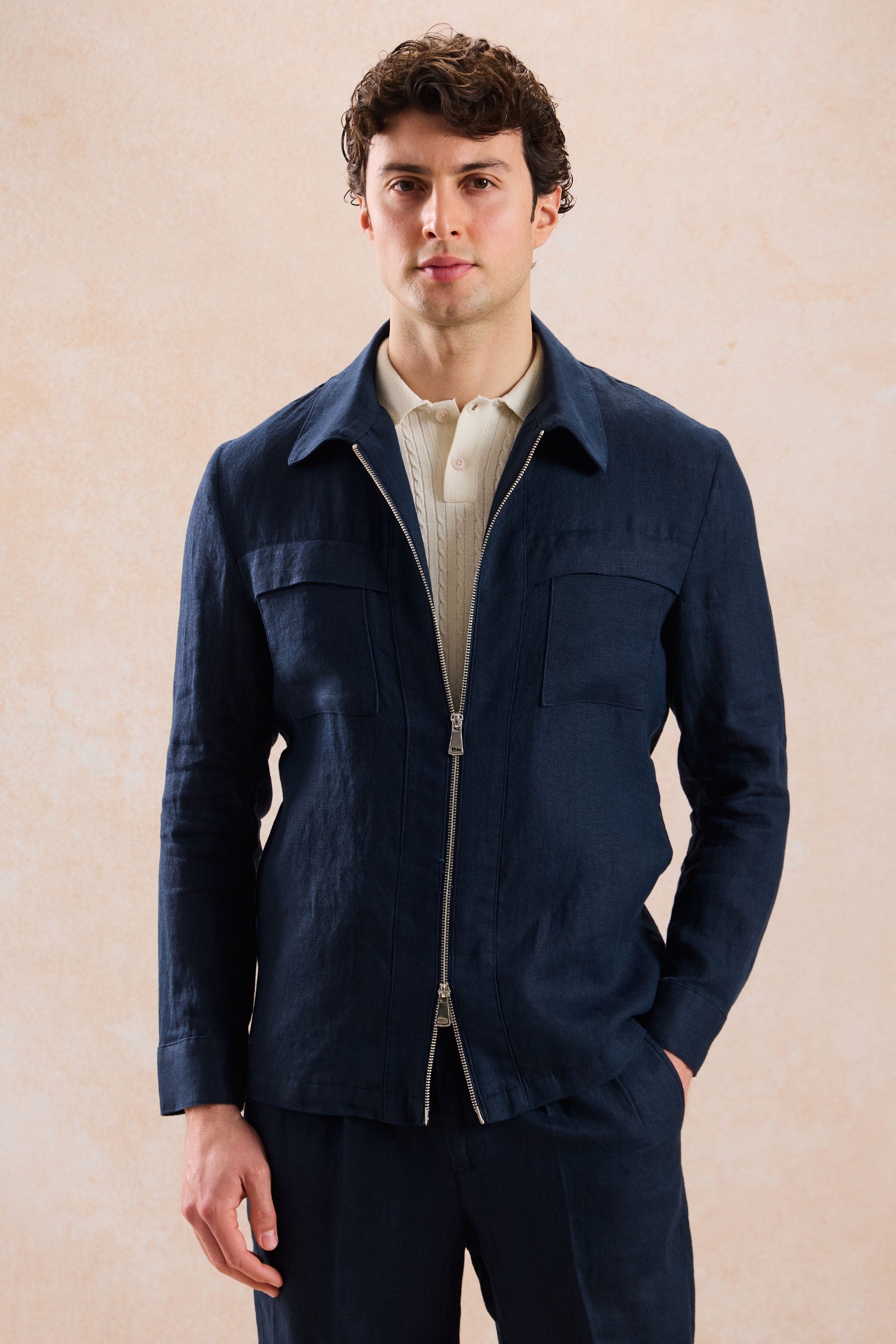 Marineblauwe linnen smart casual tweedelige herenpak met ritssluiting aan de voorkant in safaristijl voor de zomer