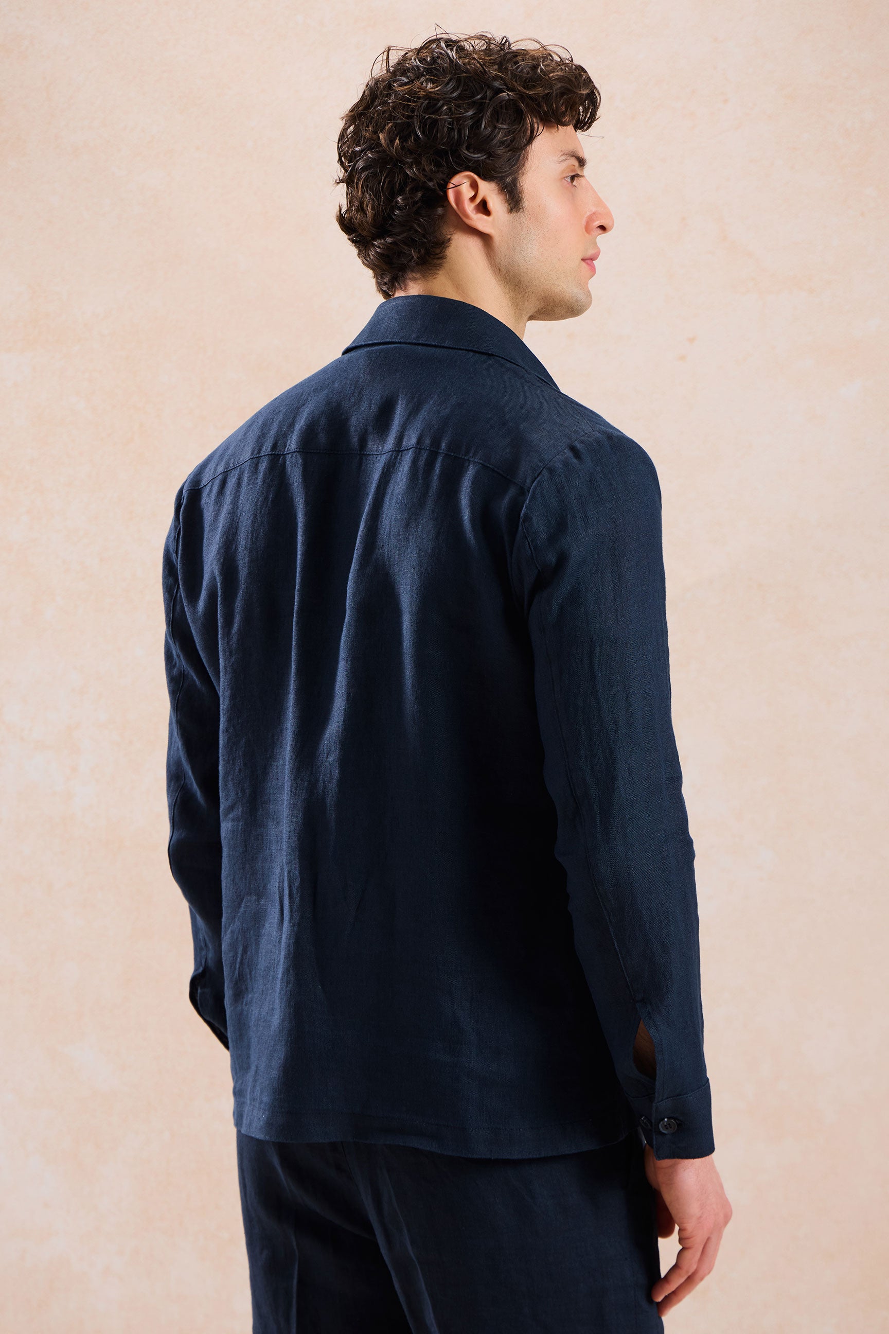 Marineblauwe linnen smart casual tweedelige herenpak met ritssluiting aan de voorkant in safaristijl voor de zomer