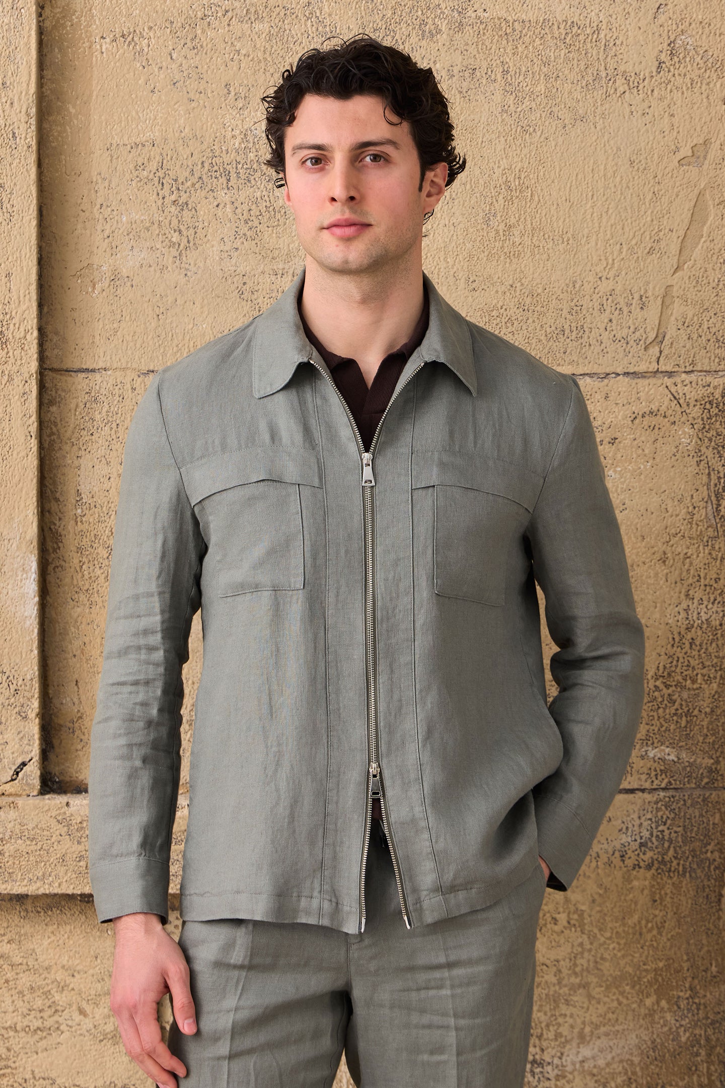 Saliegroen linnen smart casual tweedelig pak voor heren, met ritssluiting aan de voorkant, safari-stijl, zomer