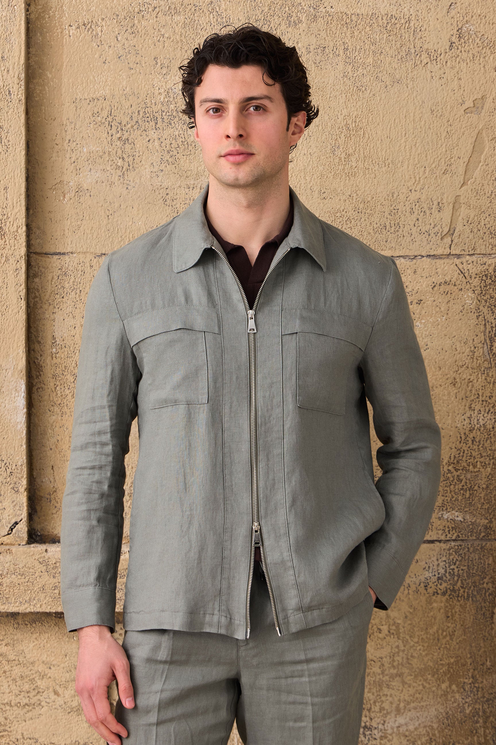 Saliegroen linnen smart casual tweedelig pak voor heren, met ritssluiting aan de voorkant, safari-stijl, zomer