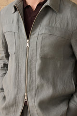 Saliegroen linnen smart casual tweedelig pak voor heren, met ritssluiting aan de voorkant, safari-stijl, zomer