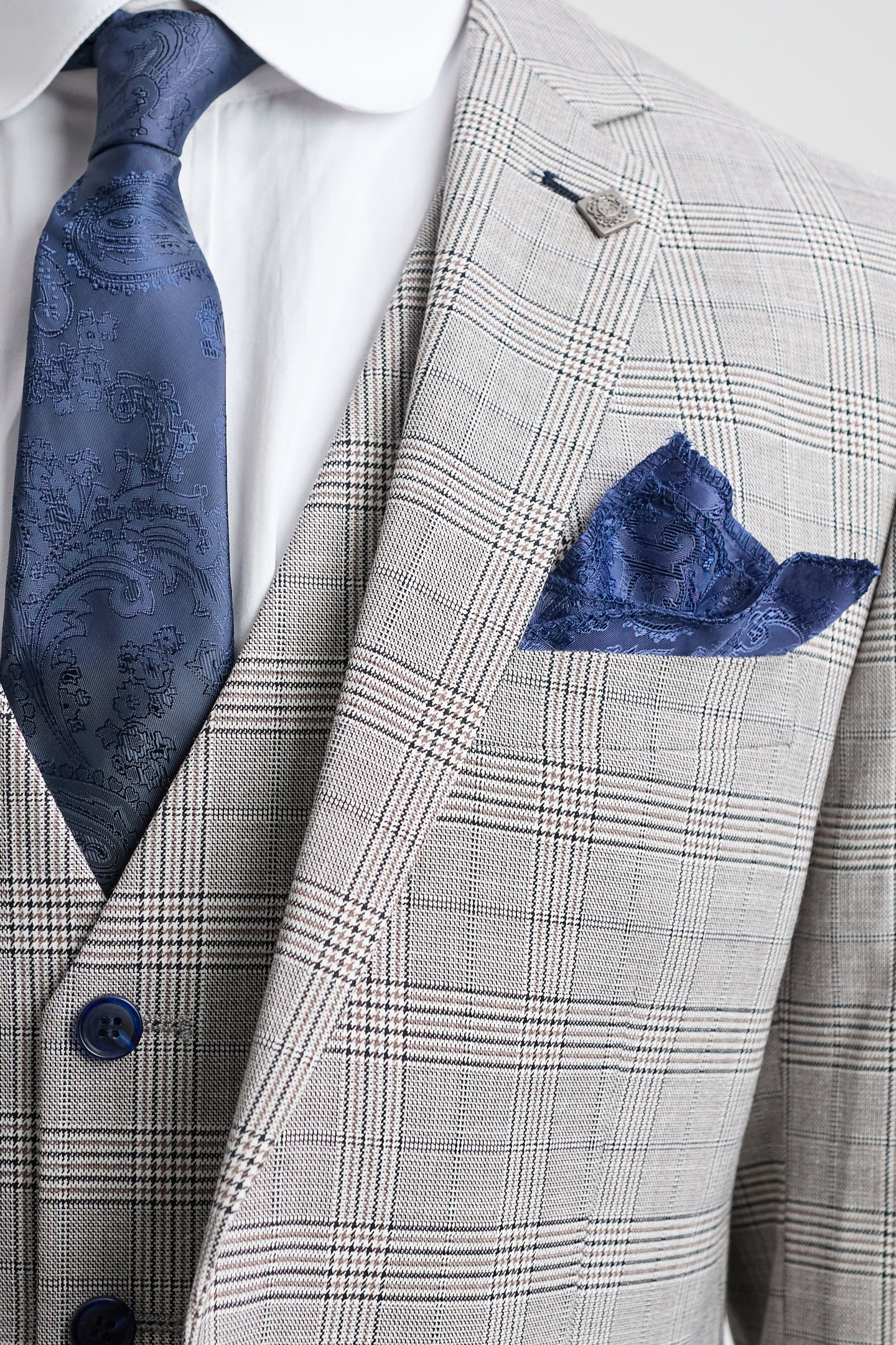 Hugo Heren Lichtgrijs Driedelig Pak met Marineblauwe Ruit en Fluwelen Bies