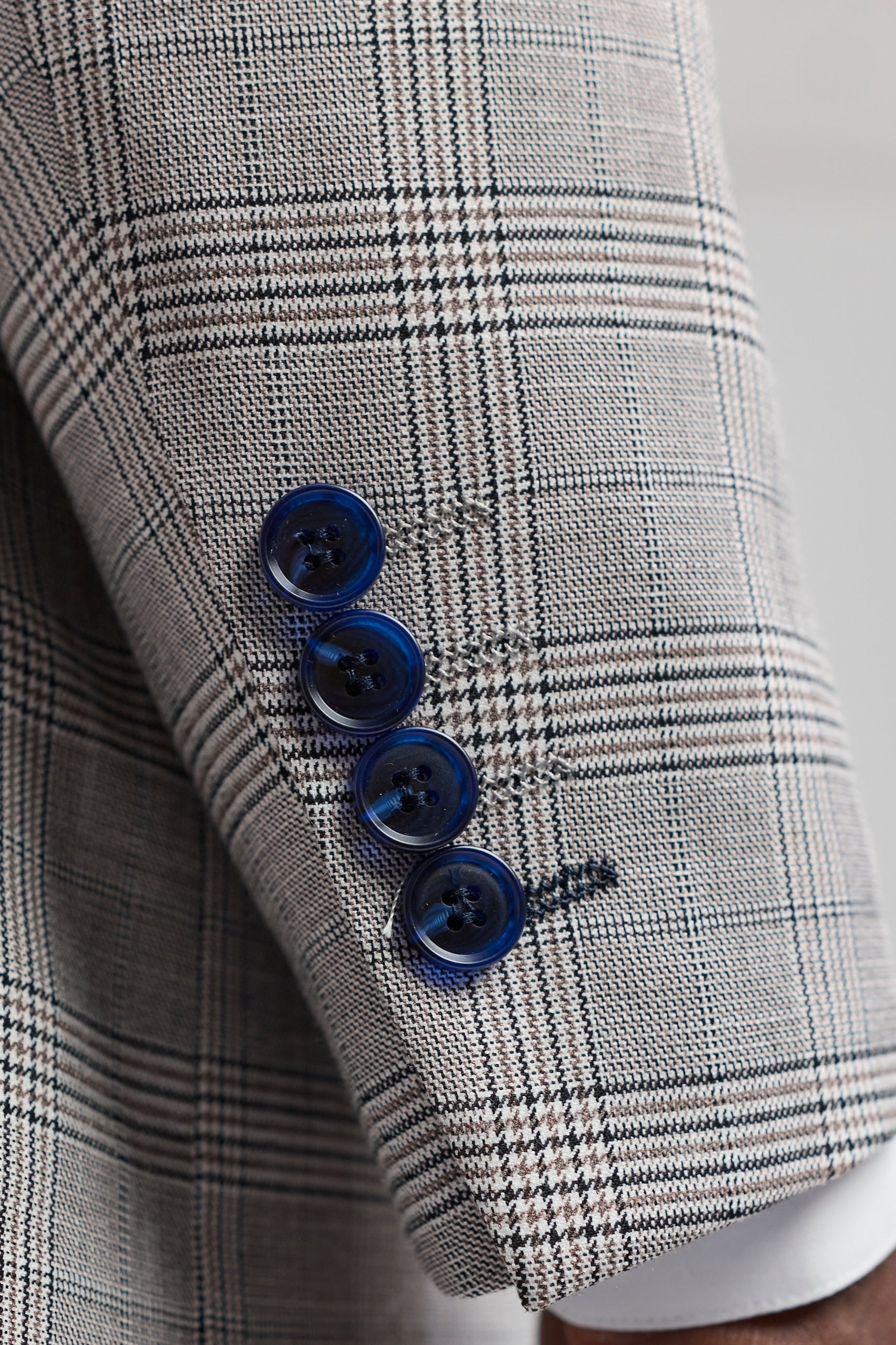 Hugo Heren Lichtgrijs Driedelig Pak met Marineblauwe Ruit en Fluwelen Bies