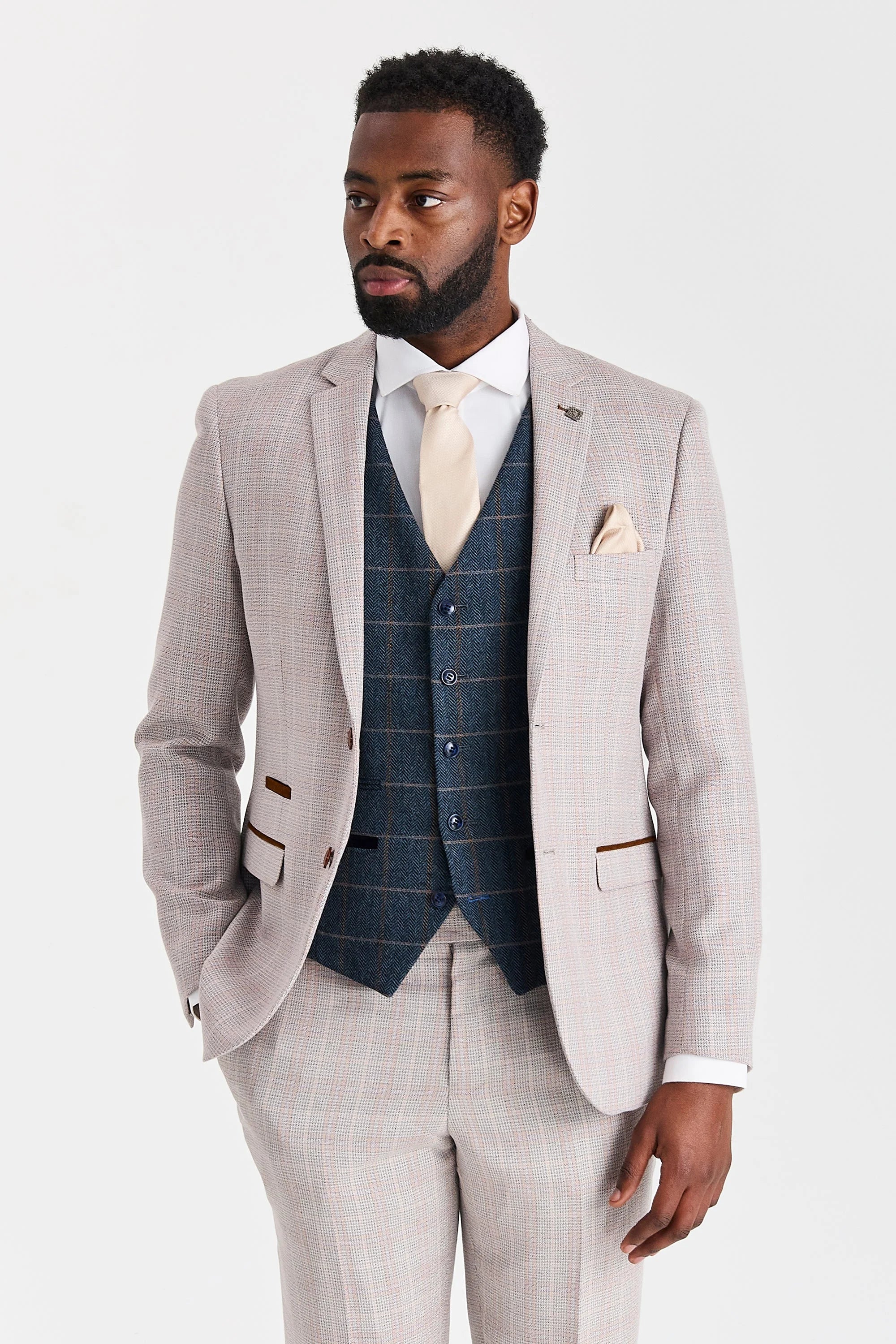 Leo beige pak met Harris marineblauwe tweed gilet