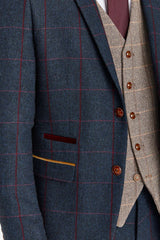 Madrid marineblauw pak met contrasterend Harris Brown tweed vest.