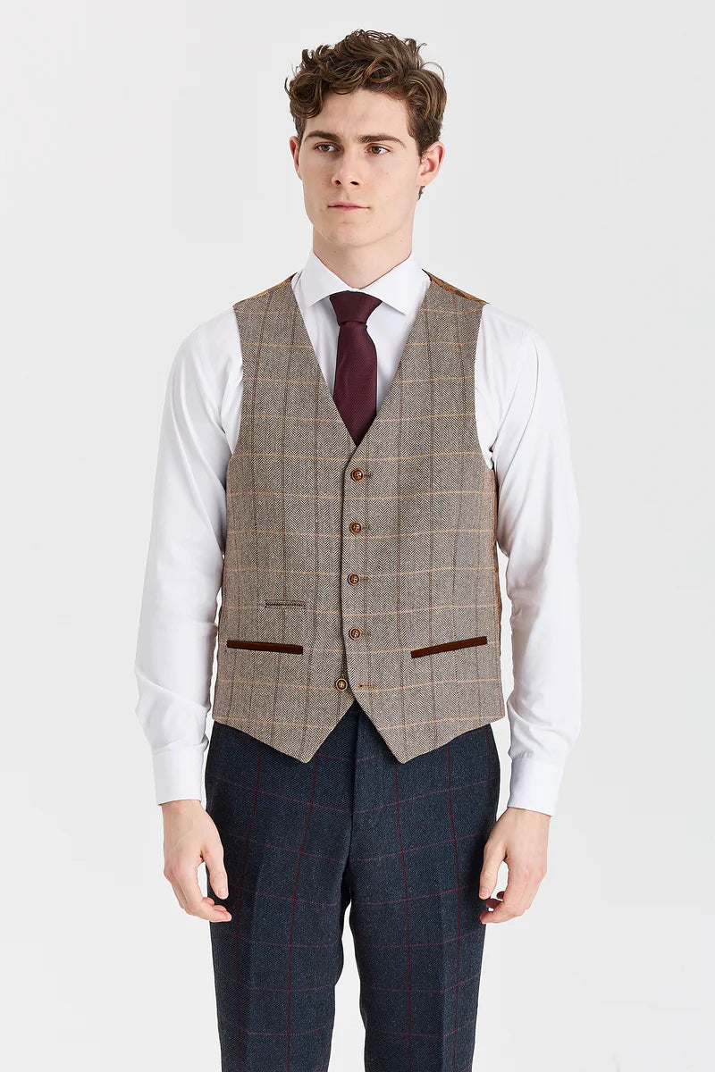 Madrid marineblauw pak met contrasterend Harris Brown tweed vest.