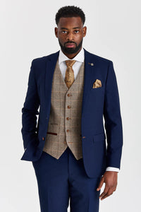 Mayfair marineblauw pak met textuur en contrasterend vest van Harris Brown Tweed.