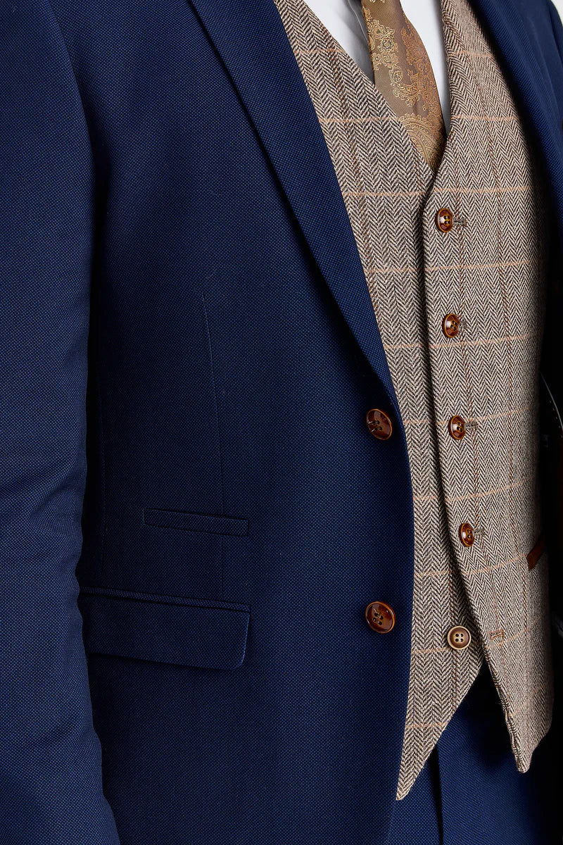 Mayfair marineblauw pak met textuur en contrasterend vest van Harris Brown Tweed.