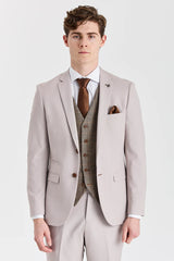 Mayfair Stone-pak met textuur en Harris Brown tweed gilet.