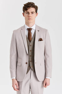 Mayfair Stone-pak met textuur en Harris Brown tweed gilet.