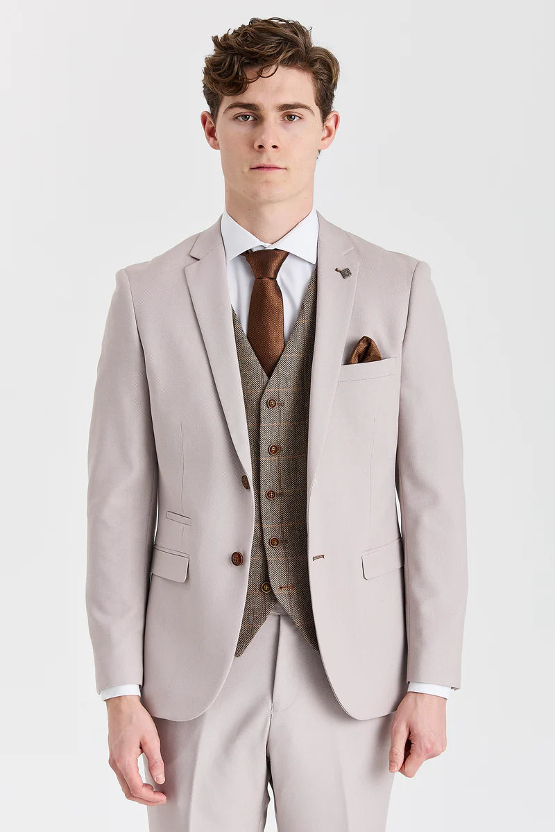 Mayfair Stone-pak met textuur en Harris Brown tweed gilet.