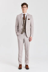 Mayfair Stone-pak met textuur en Harris Brown tweed gilet.