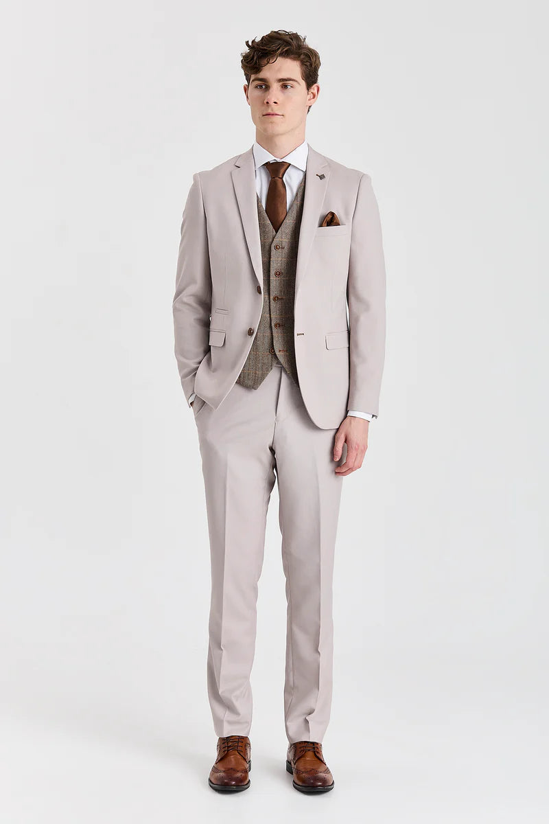 Mayfair Stone-pak met textuur en Harris Brown tweed gilet.