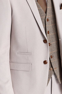 Mayfair Stone-pak met textuur en Harris Brown tweed gilet.