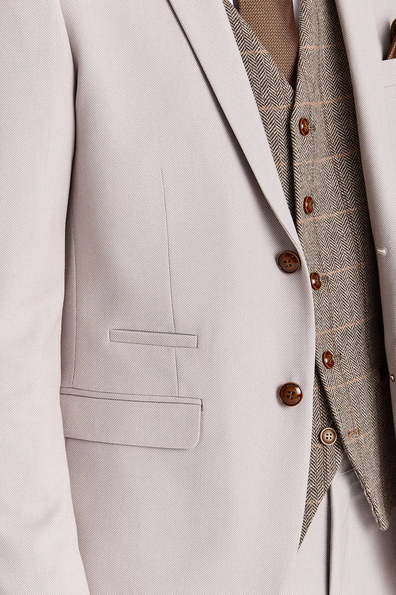 Mayfair Stone-pak met textuur en Harris Brown tweed gilet.