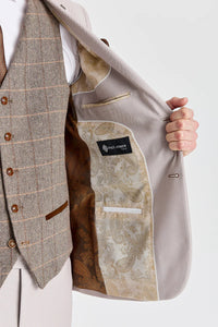 Mayfair Stone-pak met textuur en Harris Brown tweed gilet.