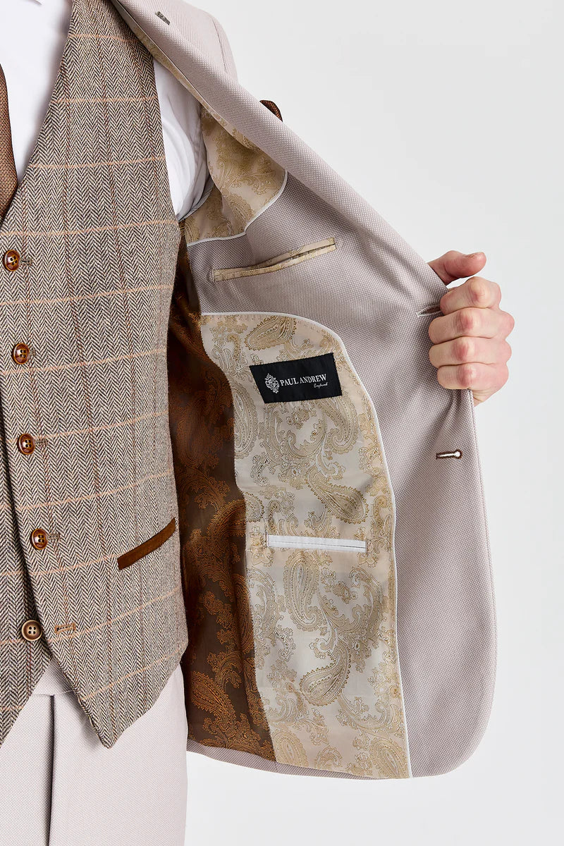 Mayfair Stone-pak met textuur en Harris Brown tweed gilet.