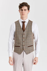 Mayfair Stone-pak met textuur en Harris Brown tweed gilet.