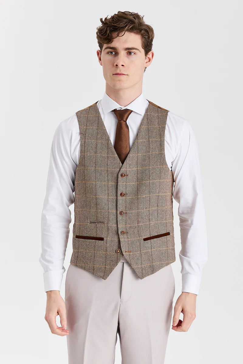 Mayfair Stone-pak met textuur en Harris Brown tweed gilet.