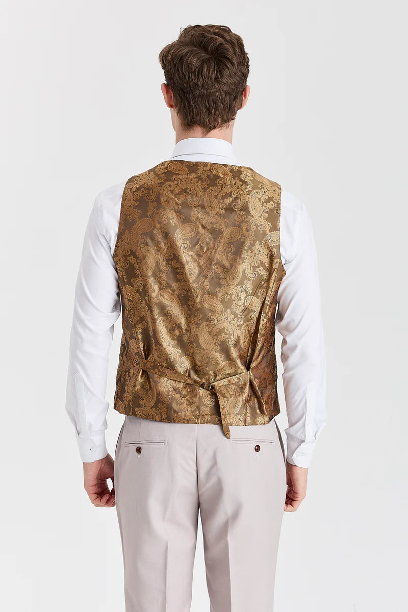 Mayfair Stone-pak met textuur en Harris Brown tweed gilet.