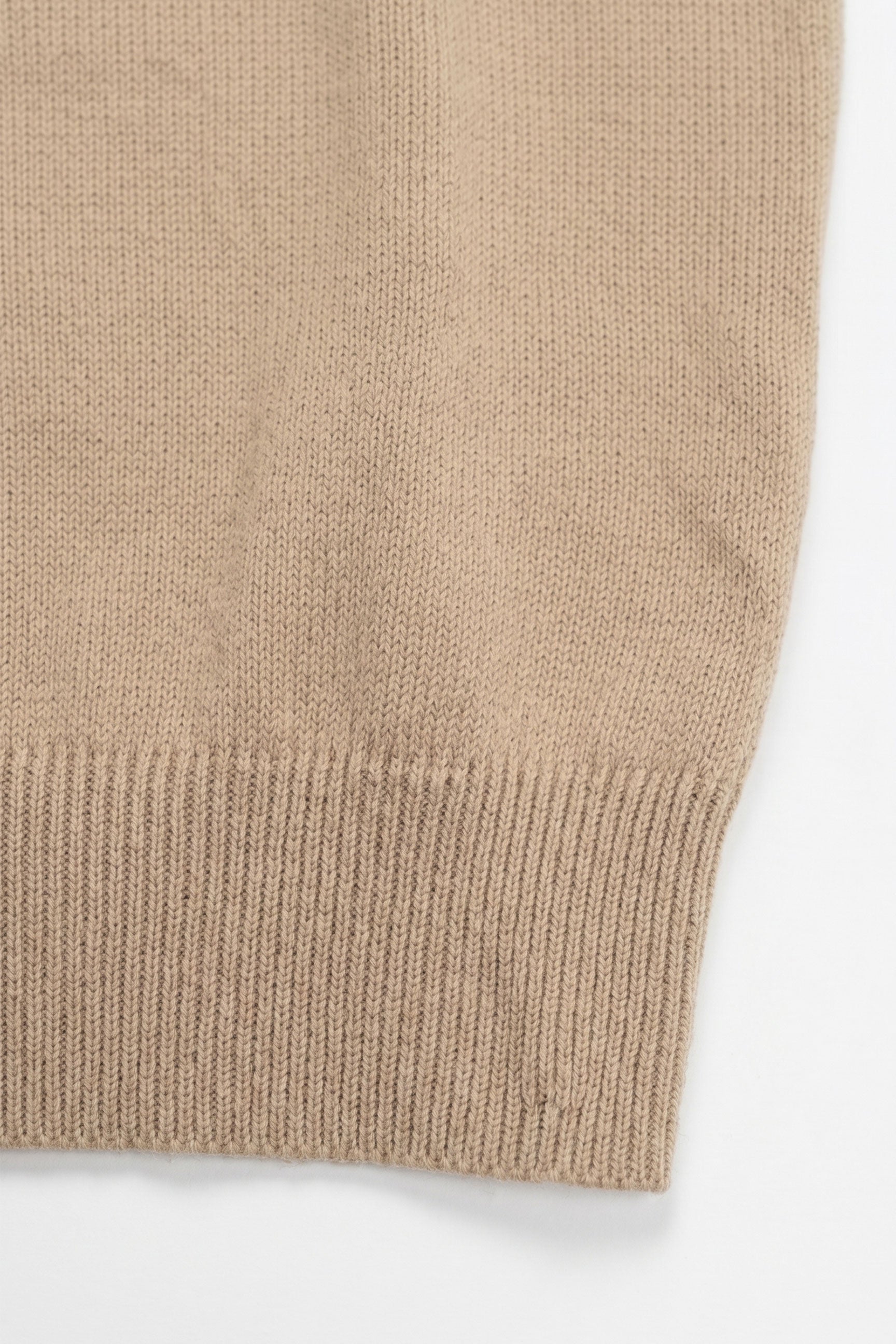 Beige gebreid T-shirt voor heren, normale pasvorm, ronde hals, korte mouwen.