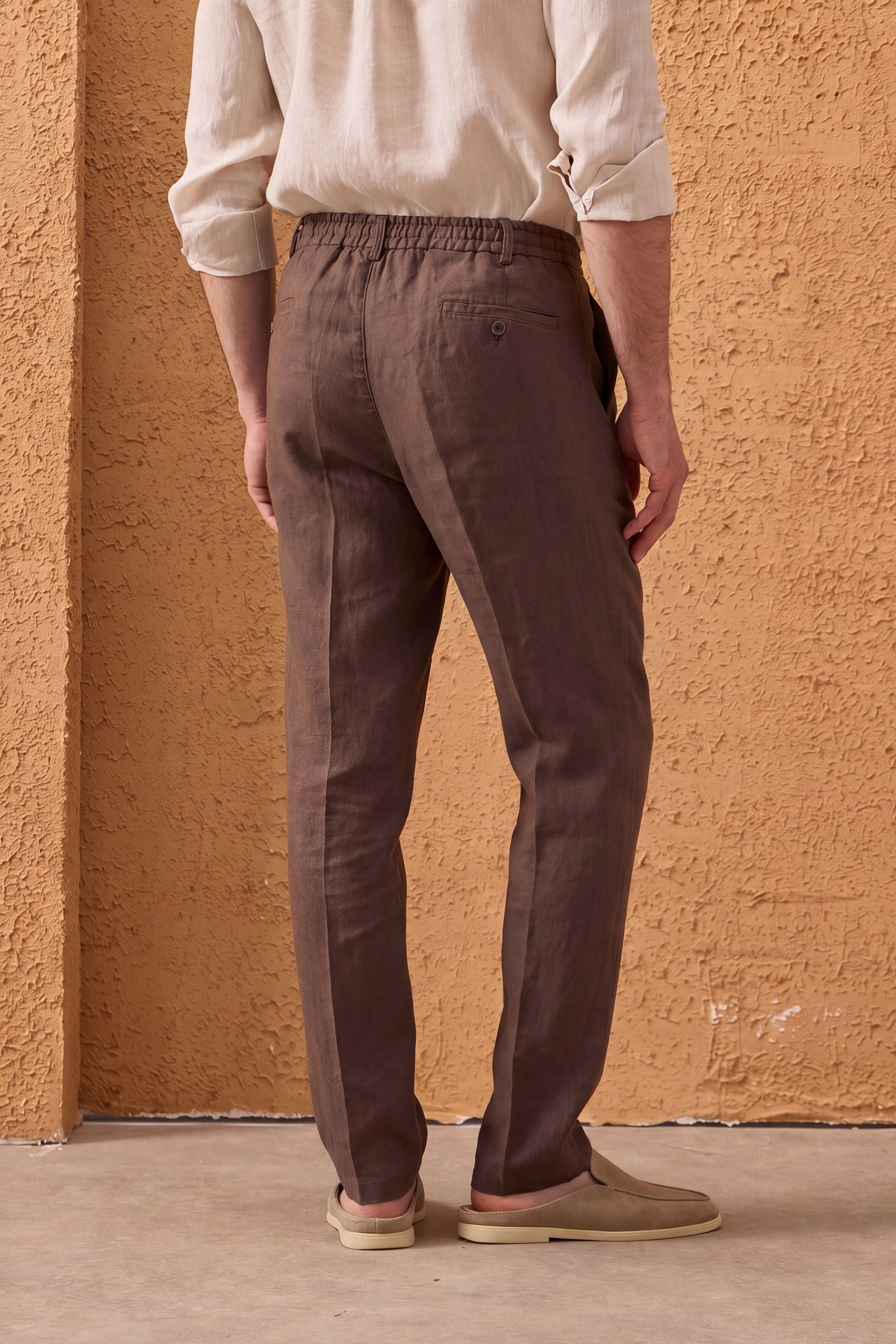 Herenset: beige linnen jas met rits en bruine broek, smart casual zomeroutfit