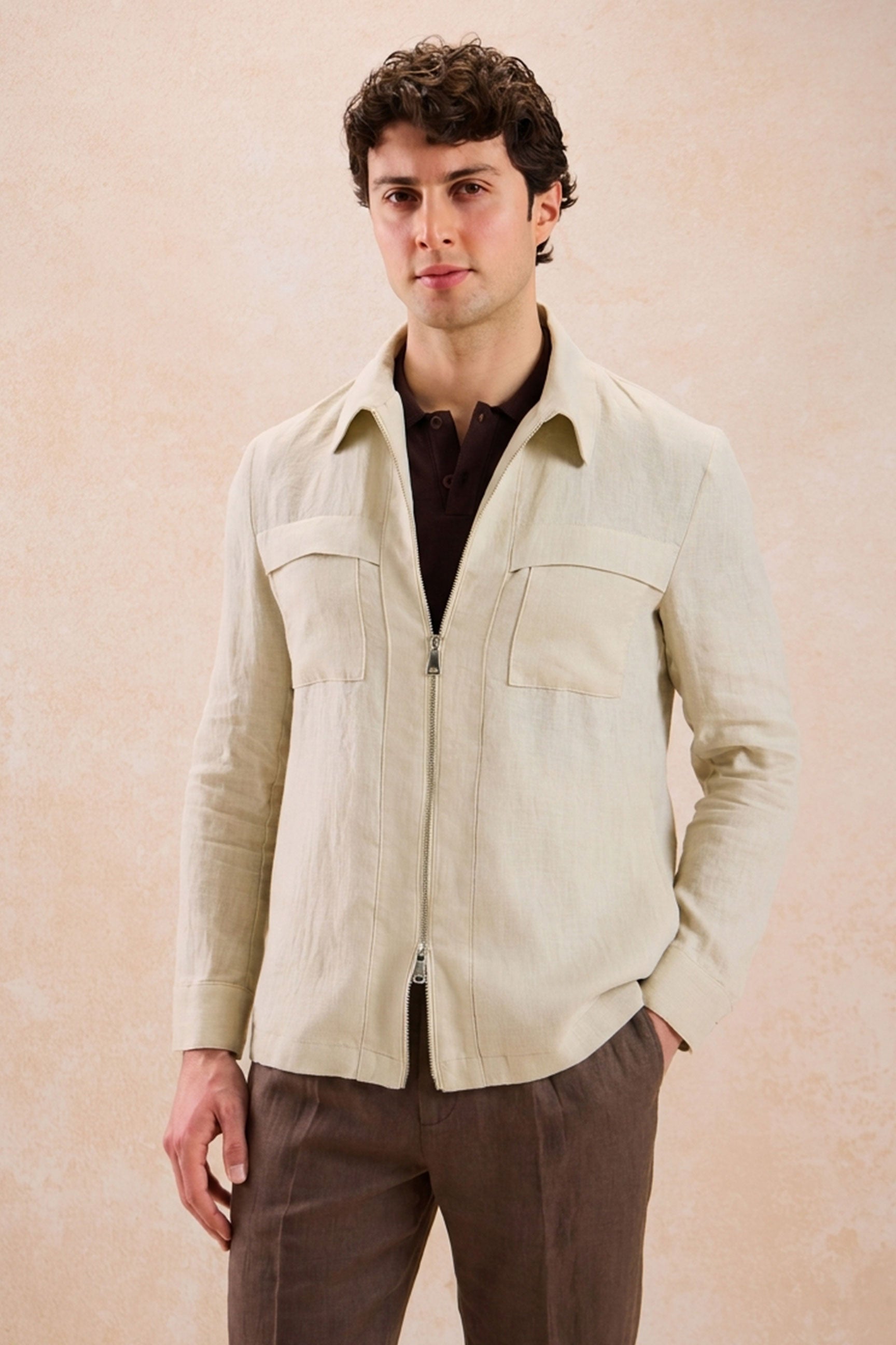 Herenset: beige linnen jas met rits en bruine broek, smart casual zomeroutfit