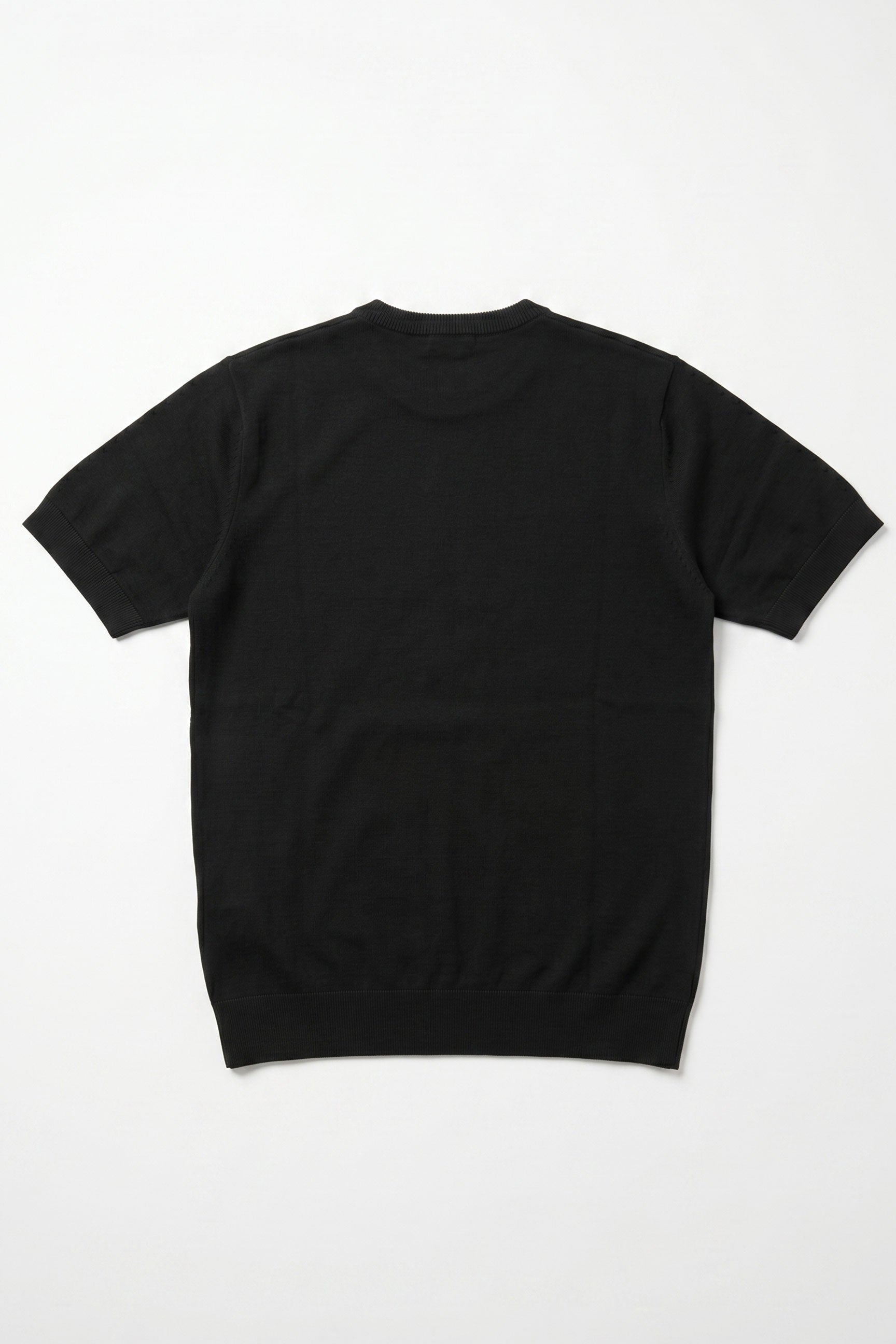 Klassiek zwart gebreid T-shirt voor heren met korte mouwen en ronde hals.