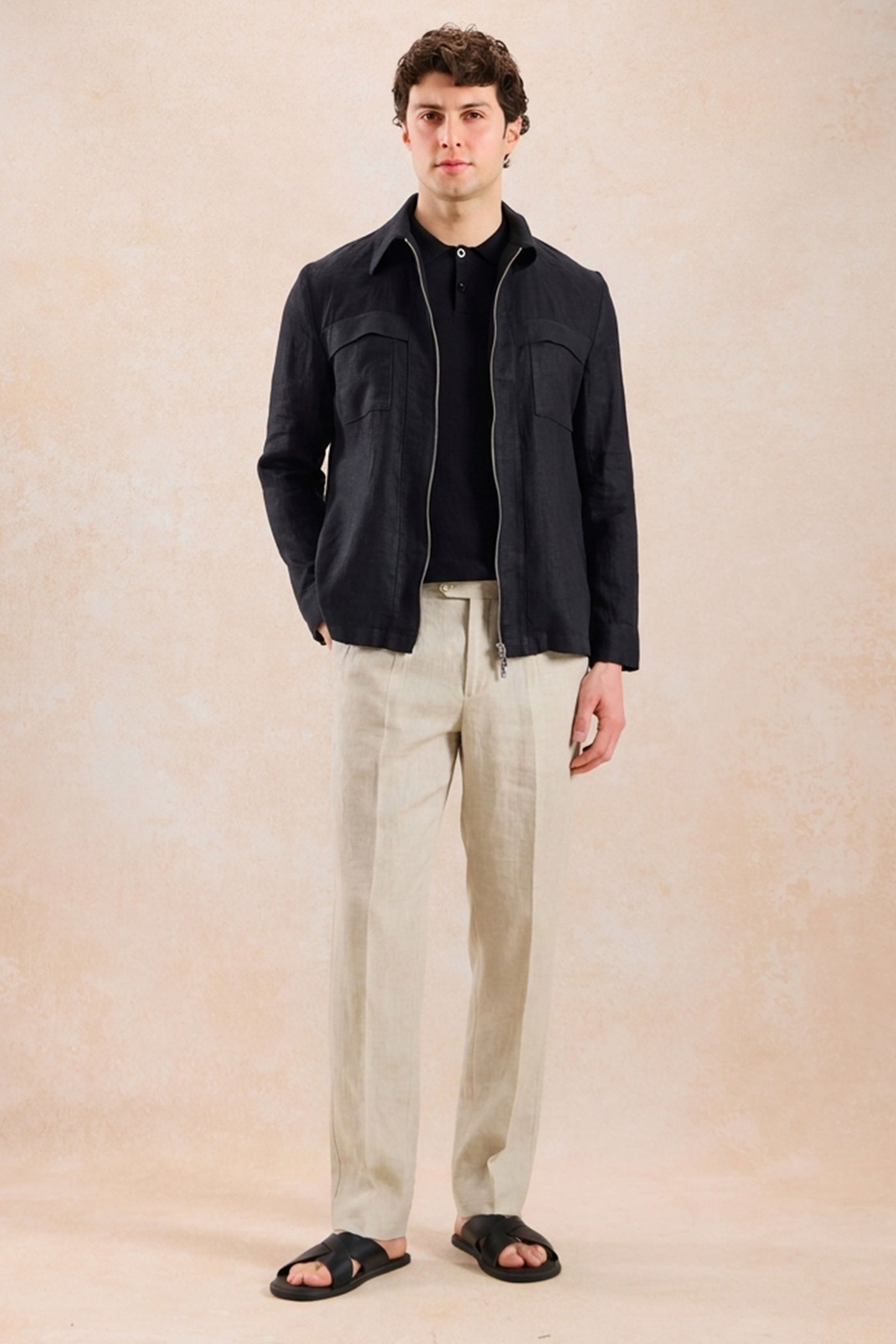 Herenset: zwarte linnen jas met rits en beige broek, smart casual zomeroutfit