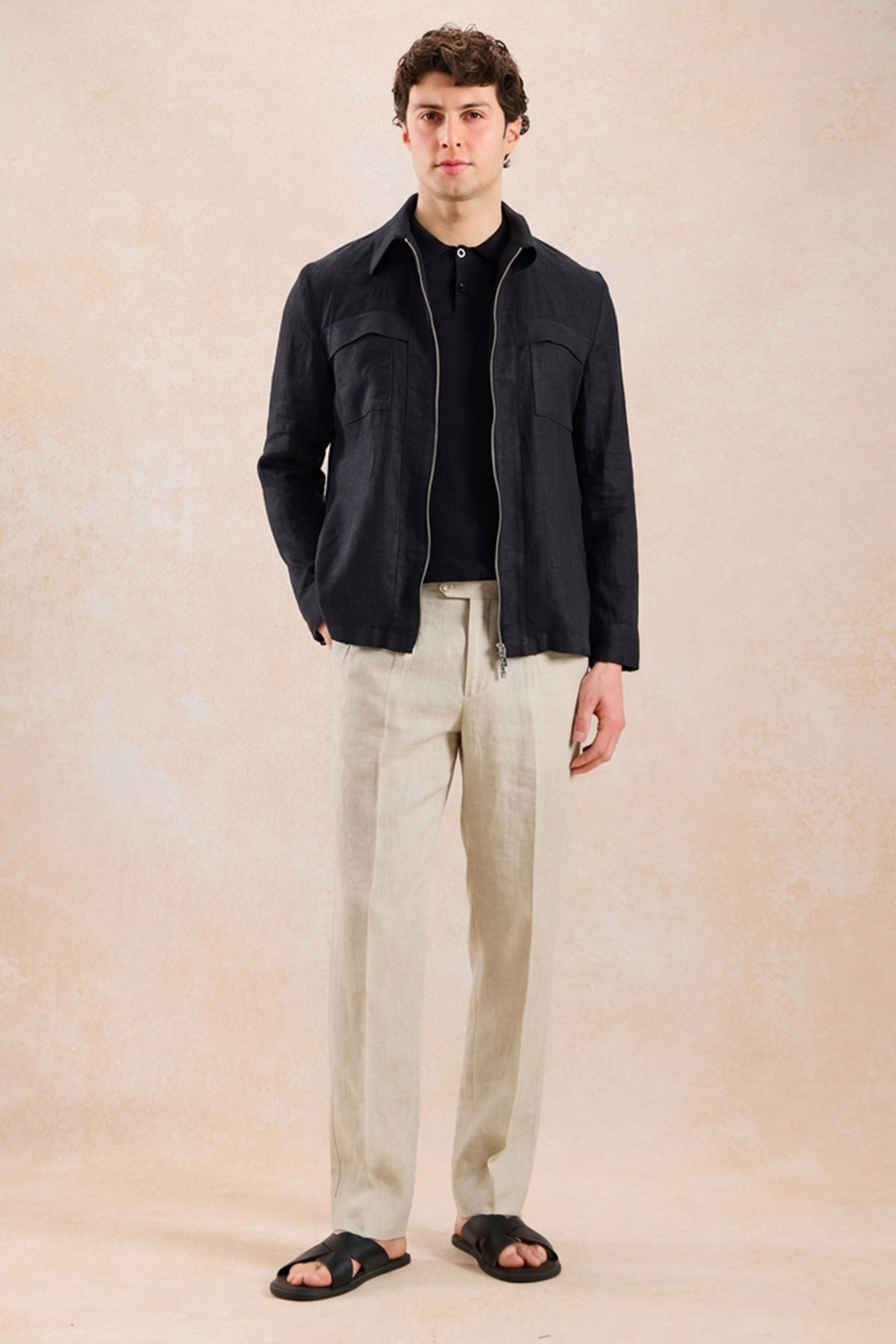 Herenset: zwarte linnen jas met rits en beige broek, smart casual zomeroutfit