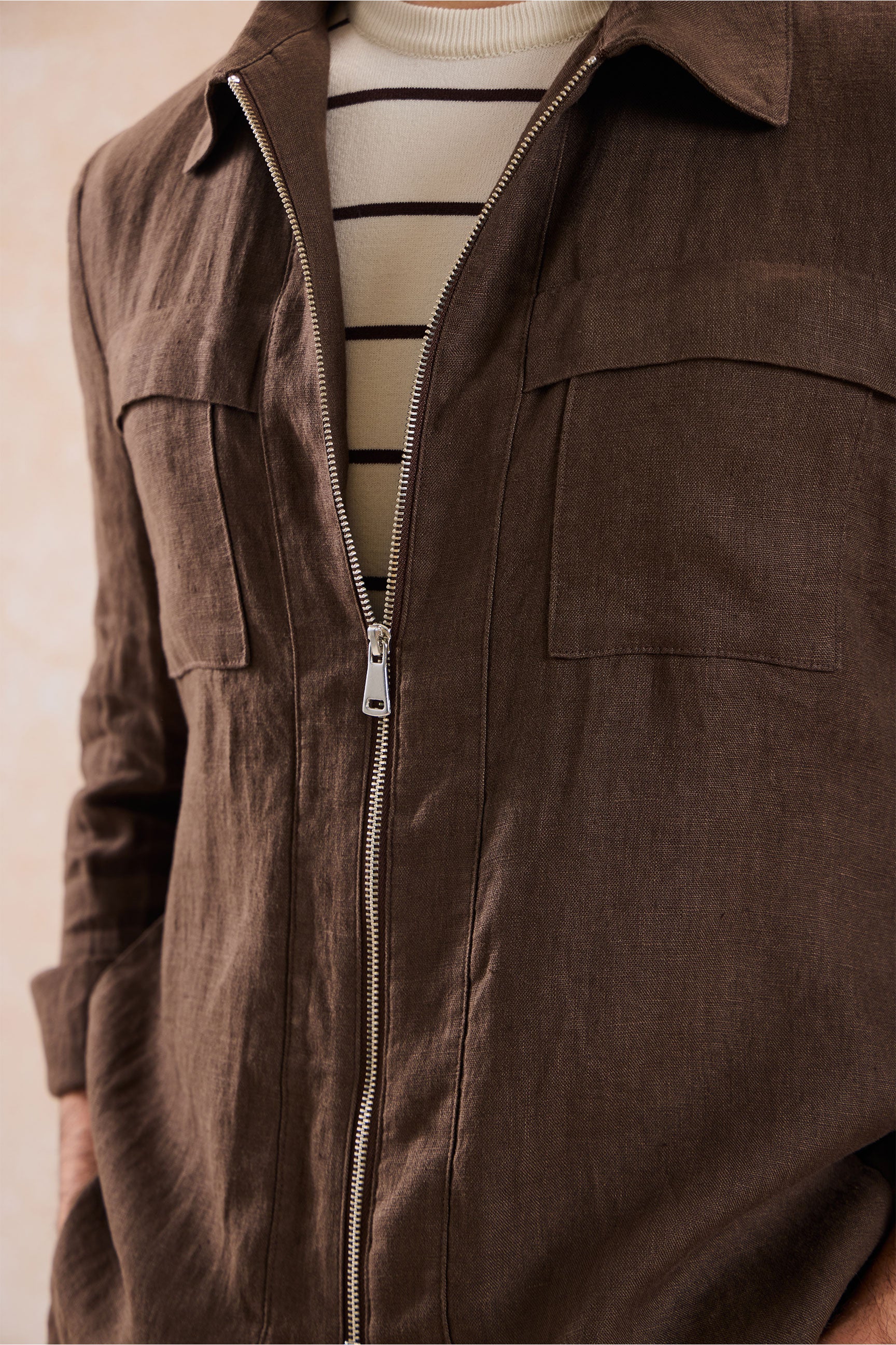 Herenset: bruin linnen jack met rits en beige broek, smart casual zomeroutfit