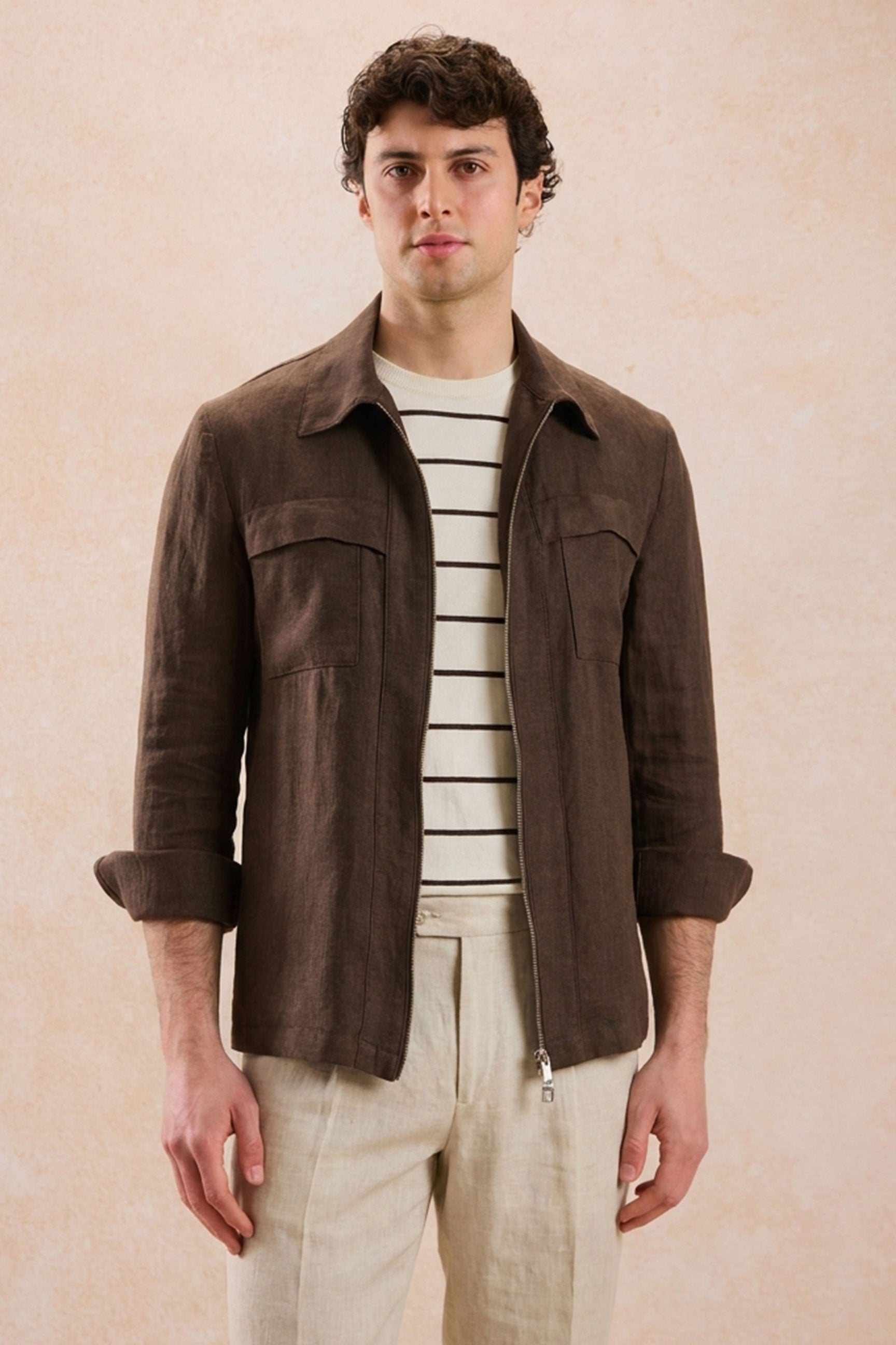 Herenset: bruin linnen jack met rits en beige broek, smart casual zomeroutfit