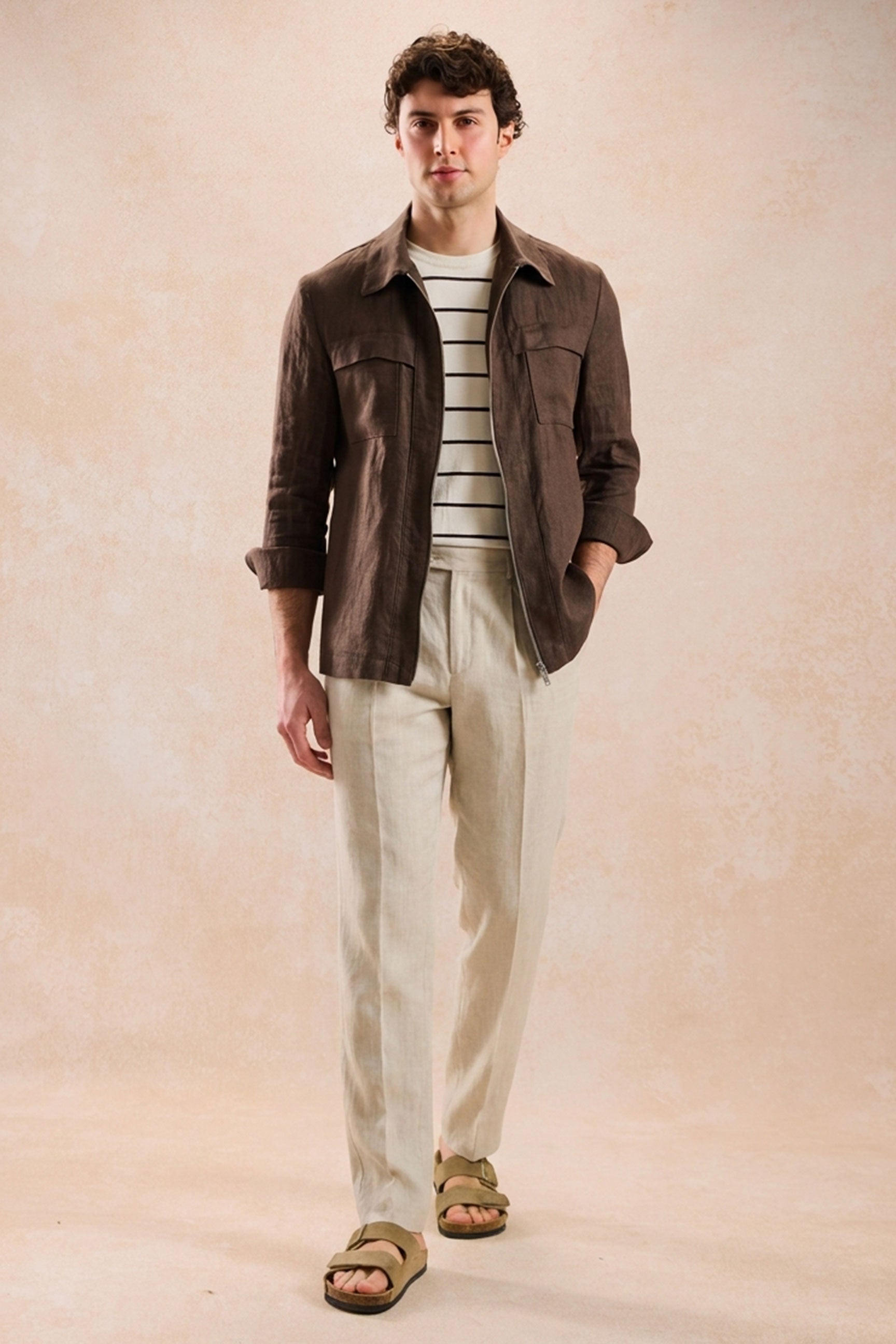 Herenset: bruin linnen jack met rits en beige broek, smart casual zomeroutfit