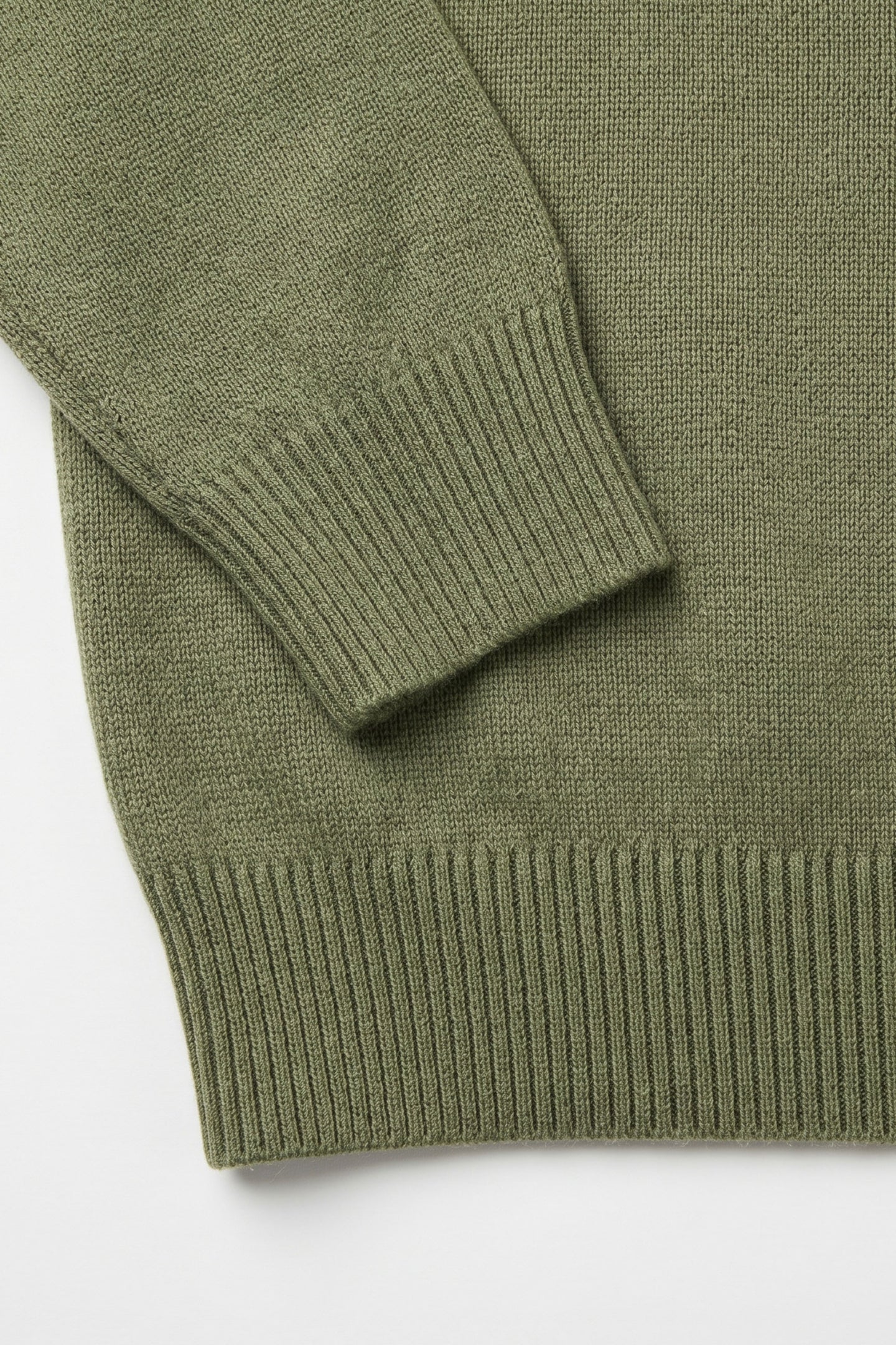 Groene gebreide trui met ronde hals voor heren, normale pasvorm.